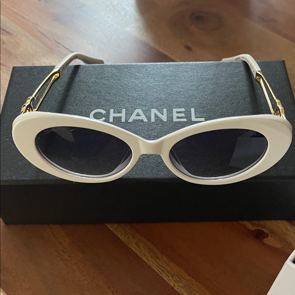 CHANEL Elegant White and Gold Sunglasses - Picture 1 of 8